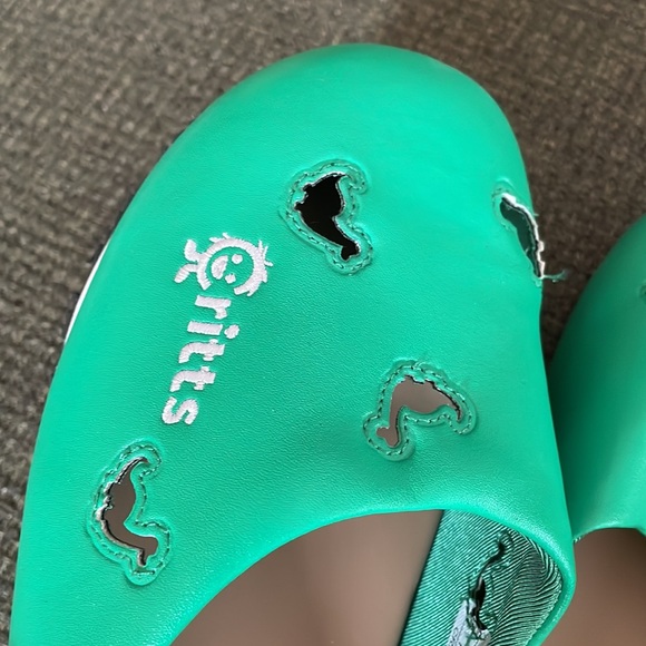 Critts green slippers (sz 10) - Picture 5 of 6